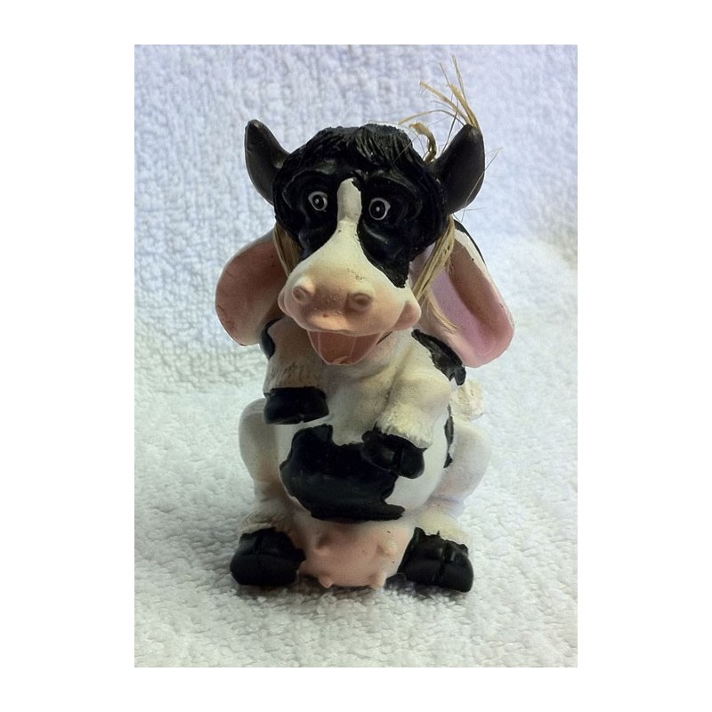 Petite vache en terre cuite